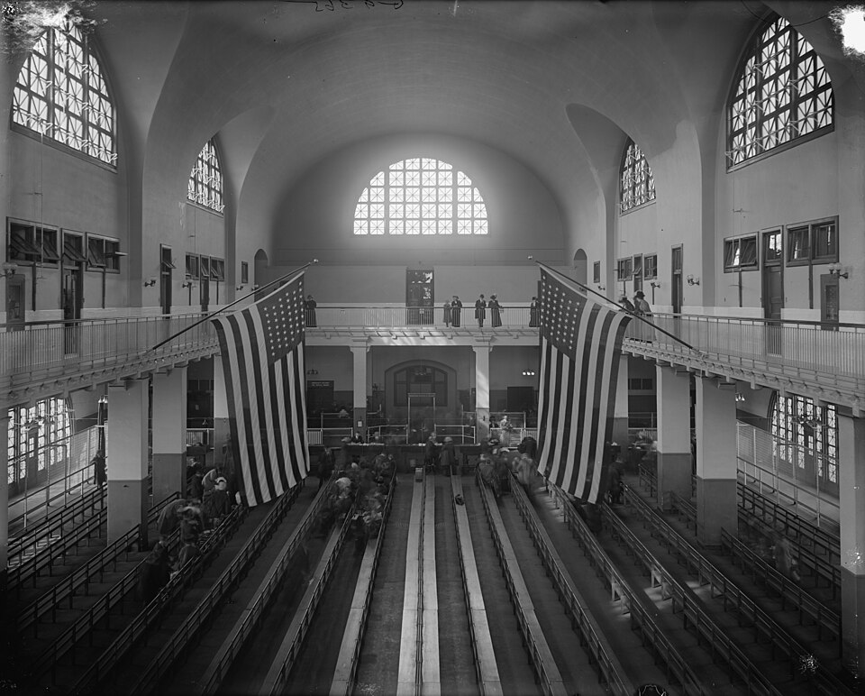 Ellis Island inspection room, photographed between 1900 and 1915. Public archival context.